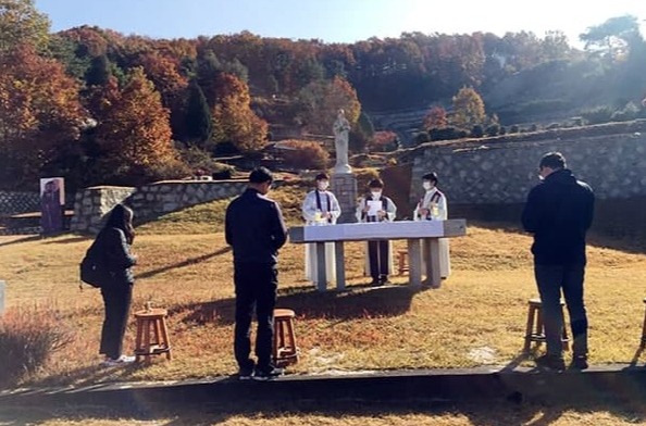 2020년 11월 2일 광탄 나자렛묘원 사형수를 위한 위령미사. (사진 제공 = 서울대교구 사회교정사목위원회)