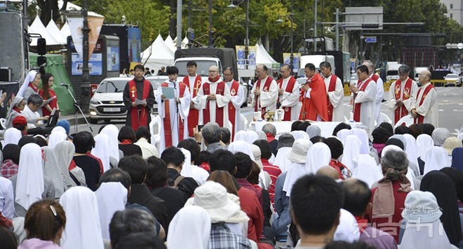 지난해 9월 21일, '기후위기 비상행동'에는 전 세계 150개국에서 약 400만 명이 참여했으며 한국 가톨릭기후행동에서 400여 명이 참여했다. 당일 봉헌된 미사 모습. ⓒ정현진 기자