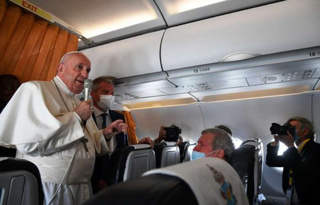 9월 5일 프란치스코 교황이 슬로바키아 브라티슬라바의 밀란 라스티슬라프 스테파니크 국제공항에서 로마로 돌아오는 길에 알이탈리아 항공기에서 기자들과 이야기하고 있다. (사진 출처 = UCANEWS)<br>