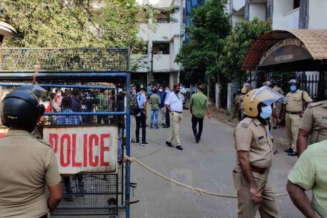 프랑코 물라칼 주교가 강간 혐의를 벗은 1월 14일, 인도 경찰이 법원을 지키고 있다. (사진 출처 = UCANEWS)