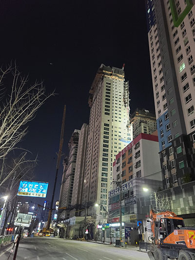 지난 1월 11일 위층들이 무너져 내린 광주 서구 화정 아이파크 아파트 모습. ⓒ이상선