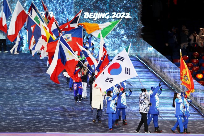 대한민국 선수단을 대표하는 기수 차민규 선수와 함께 2022 베이징 동계 올림픽에 참여한 모든 선수가 경기장에 입장하고 있다. (사진 출처 =&nbsp; 올림픽 트위터)<br>