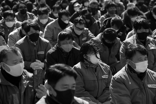 한진중공업 노동자들이 김진숙 지도위원의 복직 발언을 지켜보고 있다.&nbsp;©장영식