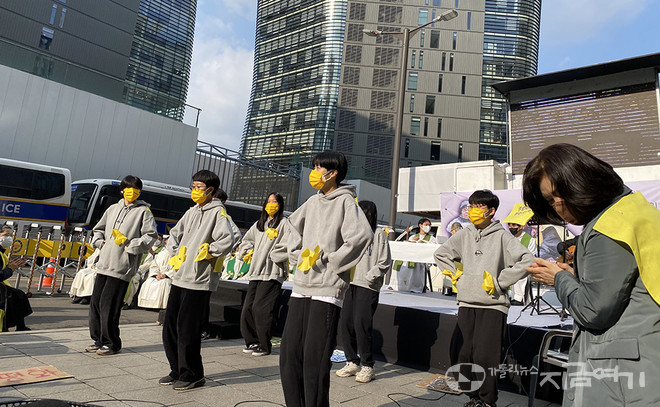 이날 미사 중에는 성미산학교 학생들과 수도자들의 평화를 염원하는 춤, 노래 공연도 이어졌다. ⓒ정현진 기자<br>
