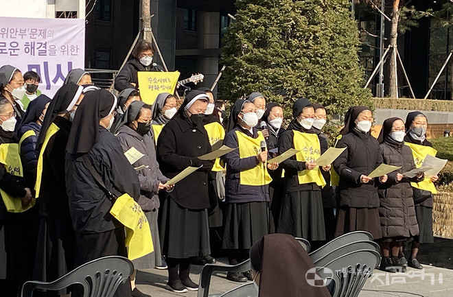 이날 미사 중에는 성미산학교 학생들과 수도자들의 평화를 염원하는 춤, 노래 공연도 이어졌다. ⓒ정현진 기자<br>