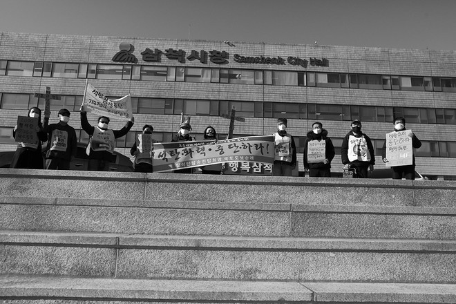 가톨릭기후행동 회원들과 삼척 시민들이 삼척시청 앞에서 탈석탄과 탈핵을 위한 순례를 하고 있는 모습.