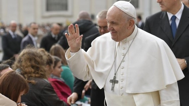 성 베드로 광장의 사람들을 향해 인사하는 프란치스코 교황. (사진 출처 = Vatican Media)