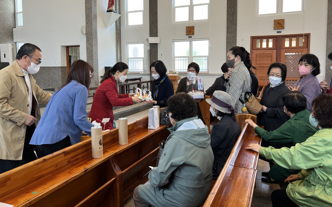 운교동 성당 신자들이 부활 달걀을 봉헌하고 있는 모습. (사진 제공 = 운교동 성당)