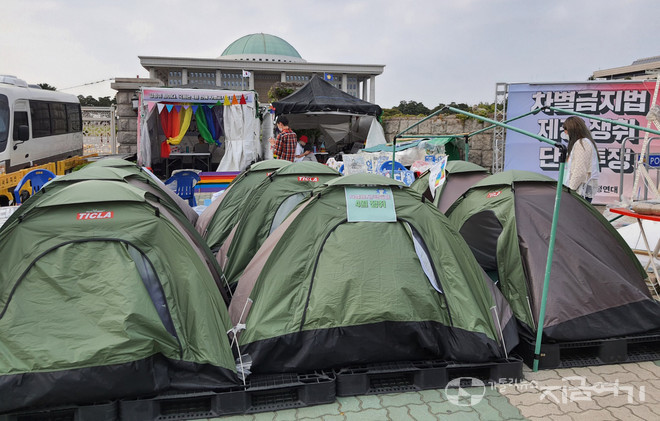 1박 2일 농성에 참여하는 이들을 위해 마련된 1인용 텐트. ⓒ김수나 기자