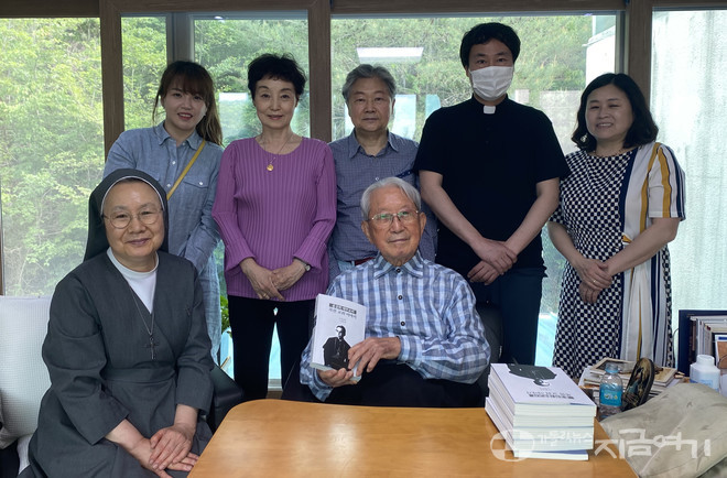 윤공희 대주교와 가톨릭동북아평화연구소 편집팀, 권은정 작가(뒷줄 왼쪽에서 두 번째)와 함께. ⓒ정현진 기자<br>