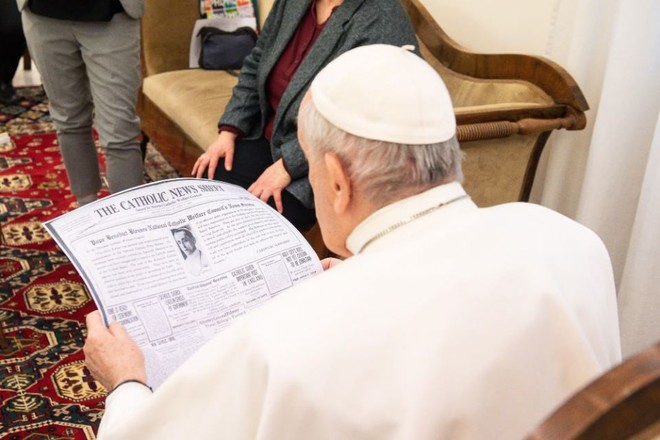 프란치스코 교황이 2021년 2월, CNS 100주년을 맞아 CNS 바티칸 지국 기자들을 특별 면담했다. CNS의 전신인 '가톨릭 소식지' 1920년 4월 11자의 사본을 보고 있다.&nbsp;(사진 출처 = CNS)<br>
