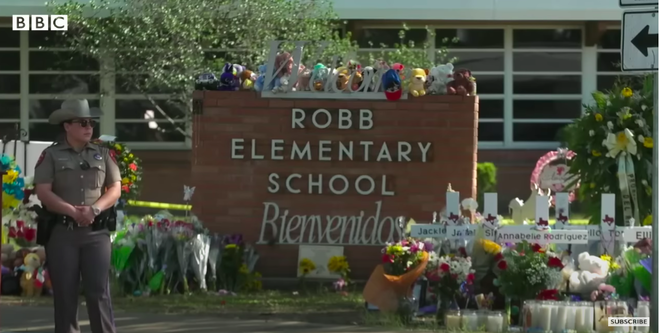 지난 5월 24일, 미국 텍사스주 사상 최대 규모의 총기난사 사건이 일어난 롭 초등학교 앞. (사진 출처 = BBC News가 유튜브에 올린 동영상 갈무리)