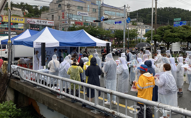 18일, 대우조선 하청노동자들을 지지하고 이들의 요구가 이뤄지기를 촉구하는 미사가 봉헌됐다. ⓒ정현진 기자