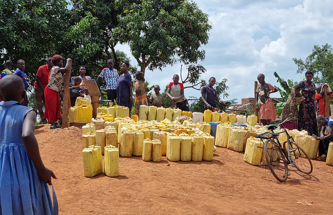 우간다 루웨로&nbsp;지역의 한 우물가.&nbsp;노란 물통이 길게 늘어서 있다.&nbsp;(사진 제공 = 한국희망재단)<br>