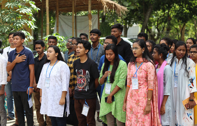 방글라데시 가톨릭 대학생 연합회 소속 학생들이 8월 15일 국부 셰이크 무지부르 라흐만이 살해된 ‘애도의 날’을 맞아 의례를 행하는 모습. (사진 제공 = 황경훈)<br>