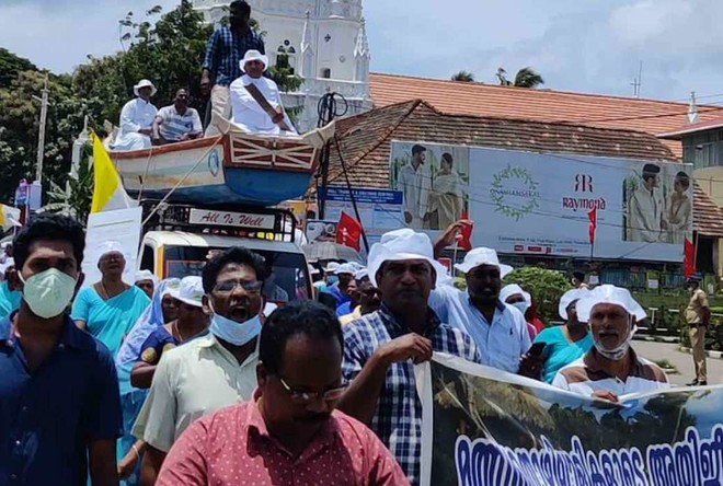 케랄라주 남부의 수도 티루바난타푸람에서 어부들이 삶과 생계를 파괴하는 항구 사업에 반대하는 시위를 하고 있다. (사진 출처 = UCANEWS)<br>