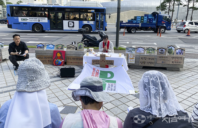 9월 17일 멸종반란가톨릭 회원들이 두산 본사 앞에서 멸종에 대한 책임을 촉구하는 미사를 봉헌했다. ⓒ정현진 기자<br>