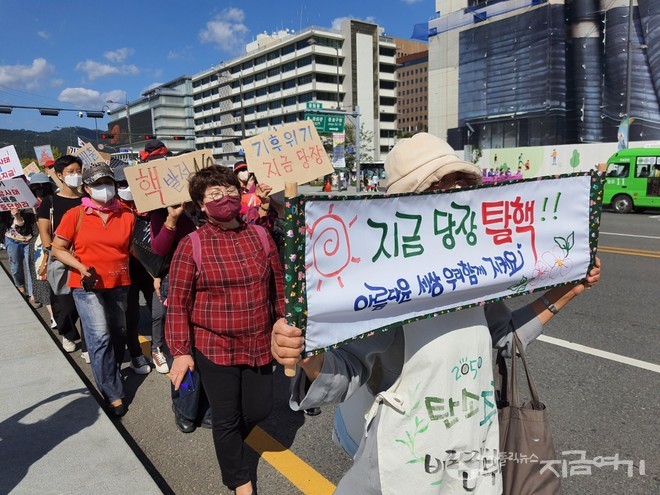 미사 뒤 기후위기와 지구를 위한 실천사항 등을 시민에게 알리며 서울시청 부근까지 행진한 참가자들. ⓒ김수나 기자<br>