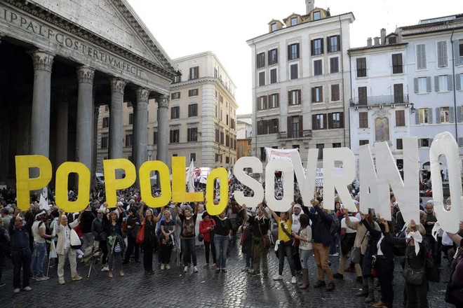 2017년 10월 25일 수요일 로마 판테온 앞에서 오성운동 운동가들이 시위를 벌이면서 포폴로 소프라노(주권자)라는 단어를 만들고 있다. (사진 출처 = CRUX)<br>