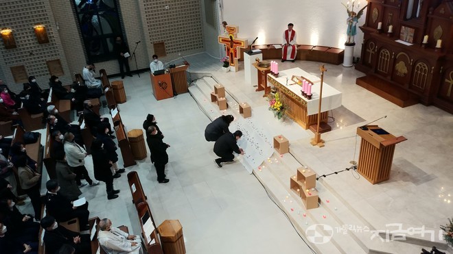 1월 18일 인천 논현동 성당에서 열린 그리스도인 일치 기도회에서 신자들이 자신의 역사를 상징하는 돌을 제단에 바치고 있다. ⓒ배선영 기자