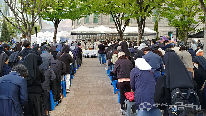 4월 16일 서울시청 앞 이태원 참사 희생자 분향소 앞에서 '기억 9년. 세월호 추모 미사'가 봉헌됐다. ⓒ배선영 기자<br>