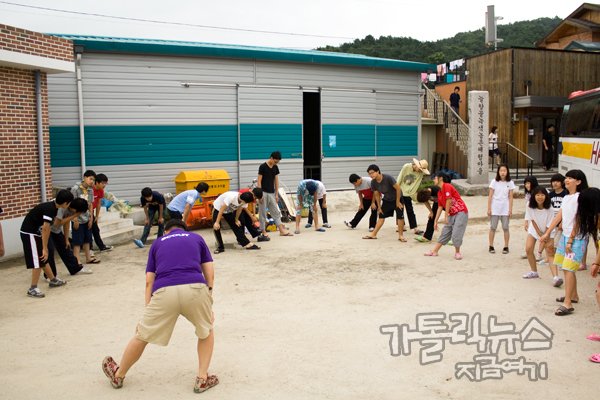 첫날 4시간을 걸으며 뭉친 다리를 아침체조로 풀어준다.