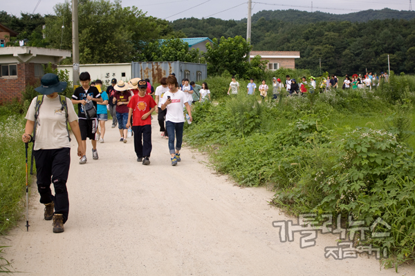 문화단체 '강길'의 박희진 사무국장의 안내를 받으며 여강길 제2코스인 새물머리길을 걷는다.