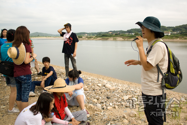 청미천 앞에서 '4대강사업'의 폐해를 설명하는 박희진 사무국장. 공사가 시작되기 전까지만 해도 무릎까지만 물이 흘러 쉽게 건널 수 있었다고 한다.