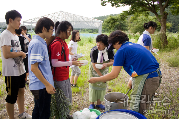 봉사자들이 정성껏 준비한 미숫가루. 무더위에 지친 아이들에게는 어떤 청량음료보다 맛있었다.