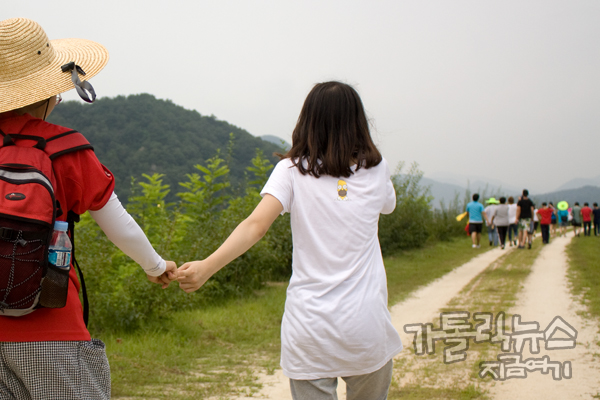 뒤처진 동무의 손을 잡고 함께 가는 모습이 정겹다.