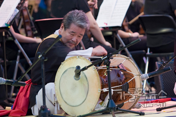 목포시립오케스트라와 김덕수 사물놀이패의 협연으로 ‘신모듬’이 연주되었다.