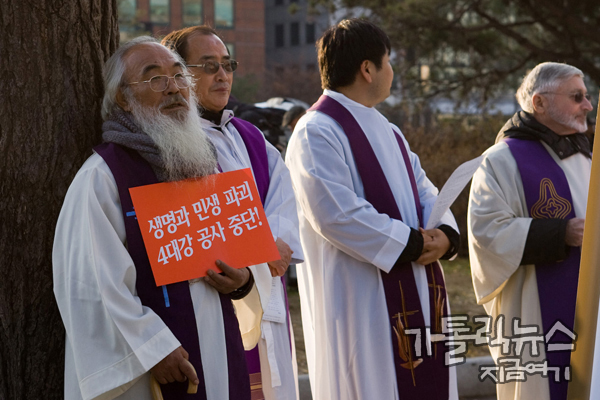 문정현 신부가 '생명과 민생 파괴 4대강 공사 중단' 손피켓을 손에 들었다. (사진/ 김용길 기자)