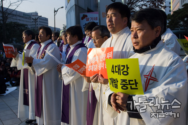 저녁이 되가면서 신부들의 얼굴에서도 추위가 들어찬다. (사진/ 김용길 기자)
