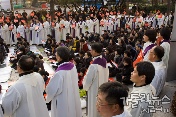 전국에서 많은 사제가 미사에 참여해 신자들을 둘러싸는 형태로 미사가 진행됐다. (사진/ 김용길 기자)