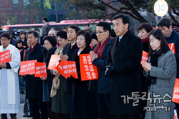 손학규, 박지원 의원 등 민주당의 지도부가 대거 미사에 참여했다. (사진/ 김용길 기자)