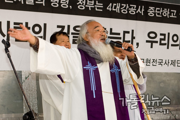 문정현 신부의 트레이드마크가 된 '평화의 인사' 남북관계가 경색된 상황에서 신자들은 더욱 간절히 평화의 인사를 나눴다. (사진/ 김용길 기자)