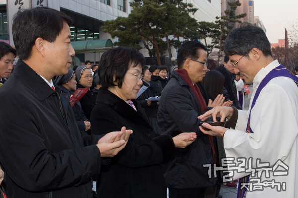 국회의원 중에도 천주교신자가 상당수 있다. 사제단 총무 김인국 신부는 