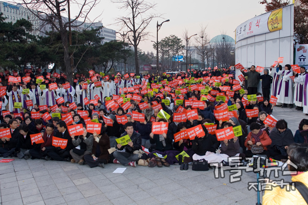 미사 끝에 참가자들이 '강은 우리의 생명', '흘러라! 강물 들어라! 청와대' 등의 손피켓을 흔들며 구호를 외쳤다. (사진/ 김용길 기자)