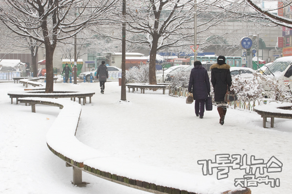 올 겨울 처음으로 많이 온 눈으로 전철역 주변이 눈속에 파묻혔다.