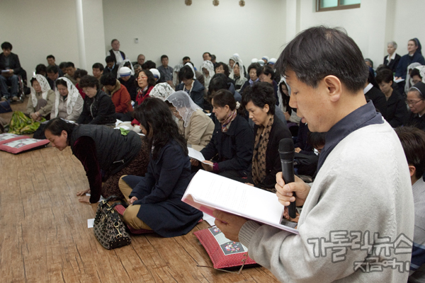 새 수도원 봉헌 축복미사 해설을 담당한 원 안드레아 수사