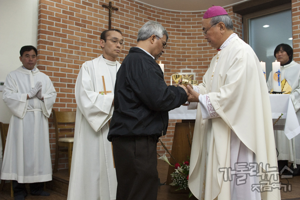 사랑의 선교수사회 총장 데이빗 로버트 수사가 성합과 성광을 봉헌했다.