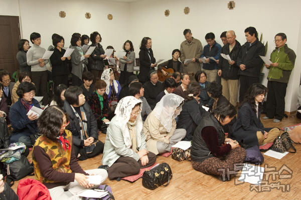 새 수도원 봉헌 축복미사 때 지인들과 수사들이 축가를 불렀다.