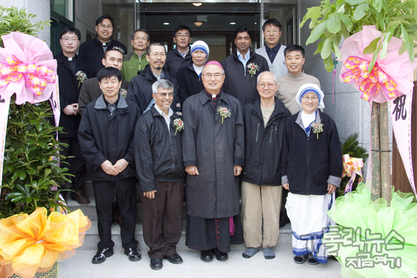 사랑의 선교수사회 수사들과 수녀, 최기산 인천교구장과 신부들