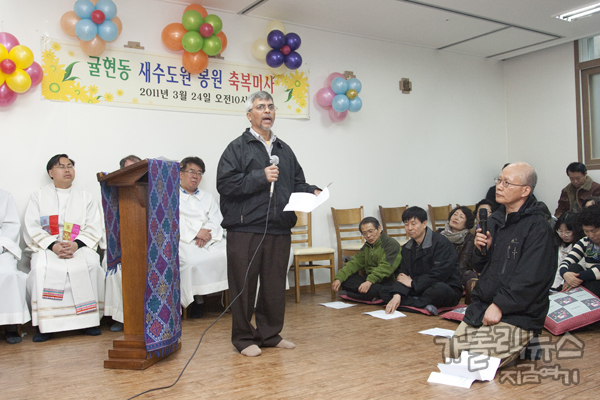 새 수도원 봉헌 축복미사 끝에 축사를 한 데이빗 로버트 총장 수사와 통역을 하고 있는 이 요한 S.F. 수사
