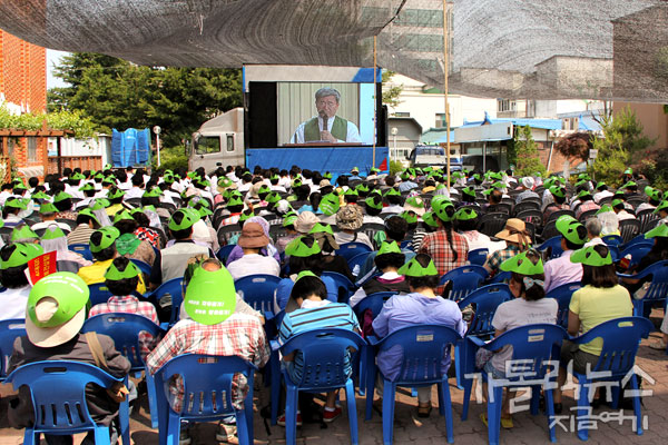 경기도 여주성당에는 찌는 더위에도 1천여 명의 신자들이 모여 '여주 남한강 생명평화 미사'를 봉헌했다.(사진/ 고동주 기자)