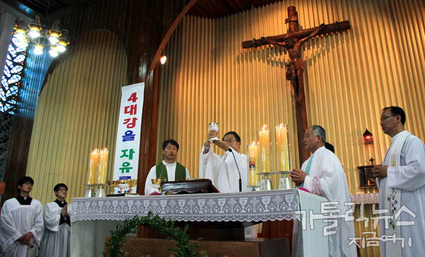 천주교주교회의정의평화위원회 위원장 이용훈 주교의 주례로 이날 미사는 봉헌됐다.(사진/ 고동주 기자)