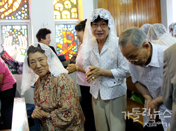 평화의 인사를 나누는 신자들(사진/ 고동주 기자)