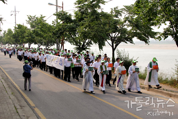 신학생들이 든 현수막에는 '흘러라! 4대강! 멈춰라! 토건삽질!'이라 적혀 있다.(사진/ 고동주 기자)