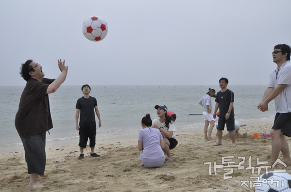물놀이 시간. 정의와 평화를 위해 일하는 이들의 놀이는 '살인배구'.(사진/정현진 기자)