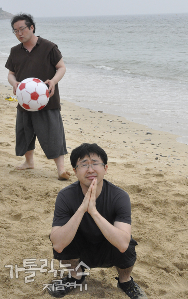 위기의 고동주 기자, 한번 당해보라는 김덕진 천주교인권위원회 사무국장. (사진/정현진 기자)